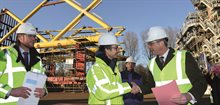 Minister Wiebes die de vergunninghouder feliciteert met het winnen van de tender