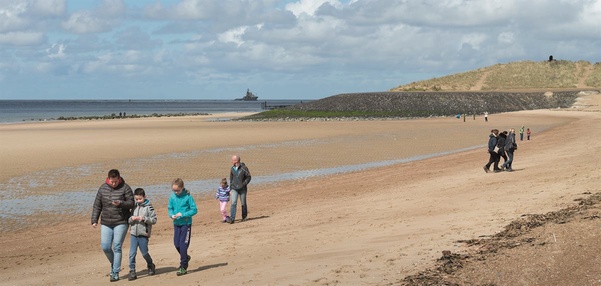 Mensen aan de kust