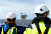 Sophie Hermans op een boot bij het windpark